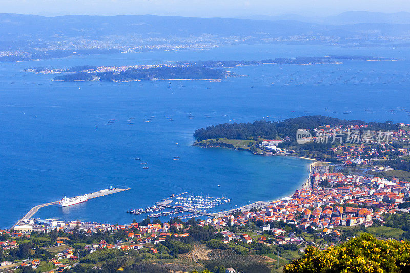 一个Pobra do Caramiñal，海滩和村庄Rías Baixas，加利西亚，西班牙。